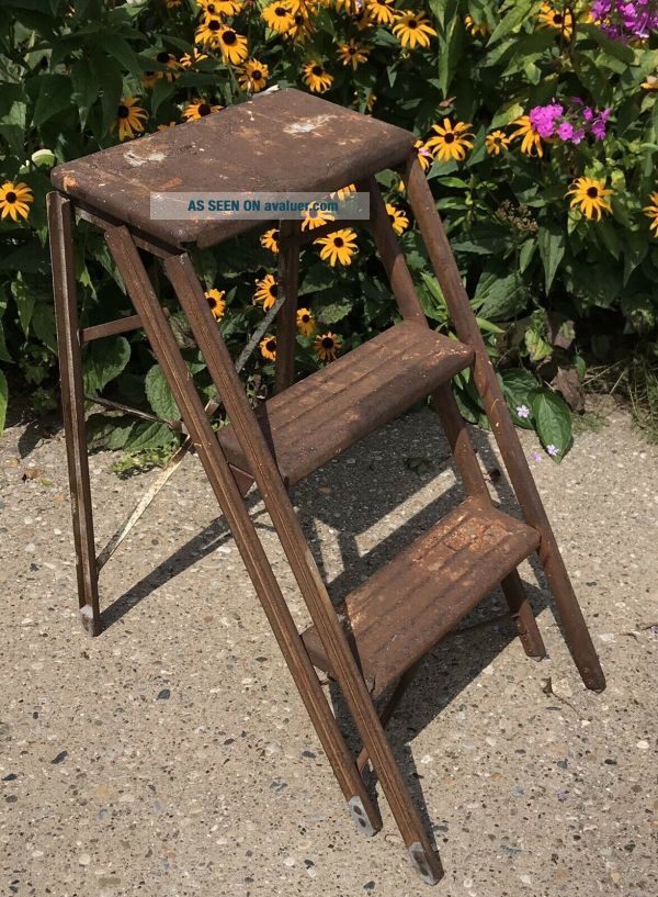 VINTAGE METAL 2 STEP FOLDING STEP STOOL LADDER Rustic Chippy Paint ...